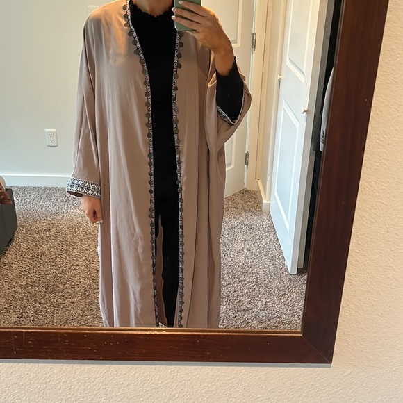 Beautiful Mauve Abaya with detailed trim - Picture 2 of 3